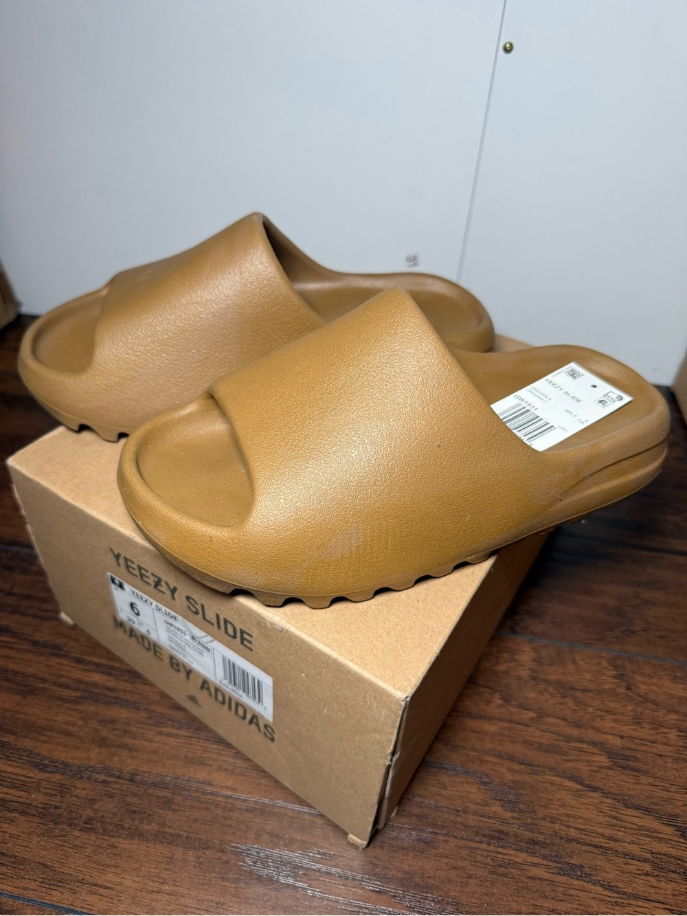 adidas Yeezy Slide in Brown Tan - Picture 2 of 2